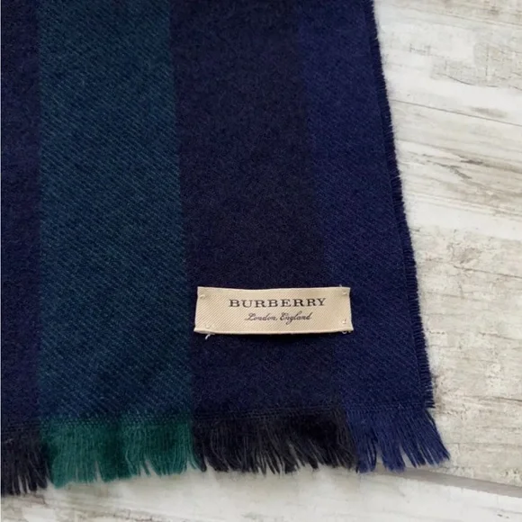 Burberry Unisex Check Nova Plaid Logo Navy Wool Cashmere Scarf Shawl 176 x 28 cm - Picture 3 of 3